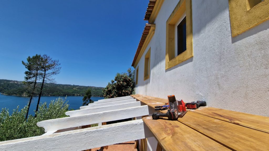 sombra, deck, lago. Construção de estrutura de madeira e deck para sombra junto ao lago.