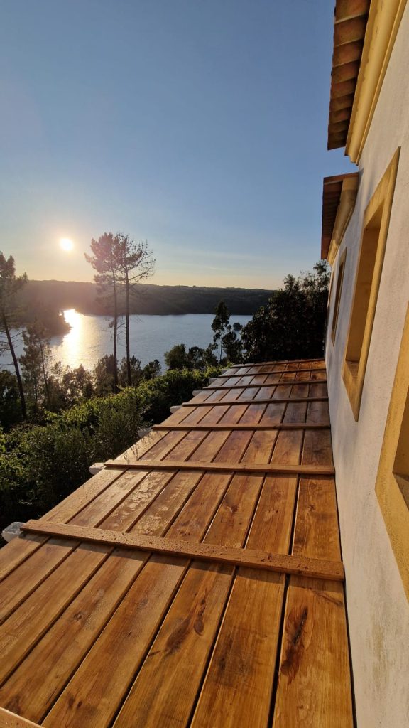 sombra, deck, lago. Construção de estrutura de madeira e deck para sombra junto ao lago.