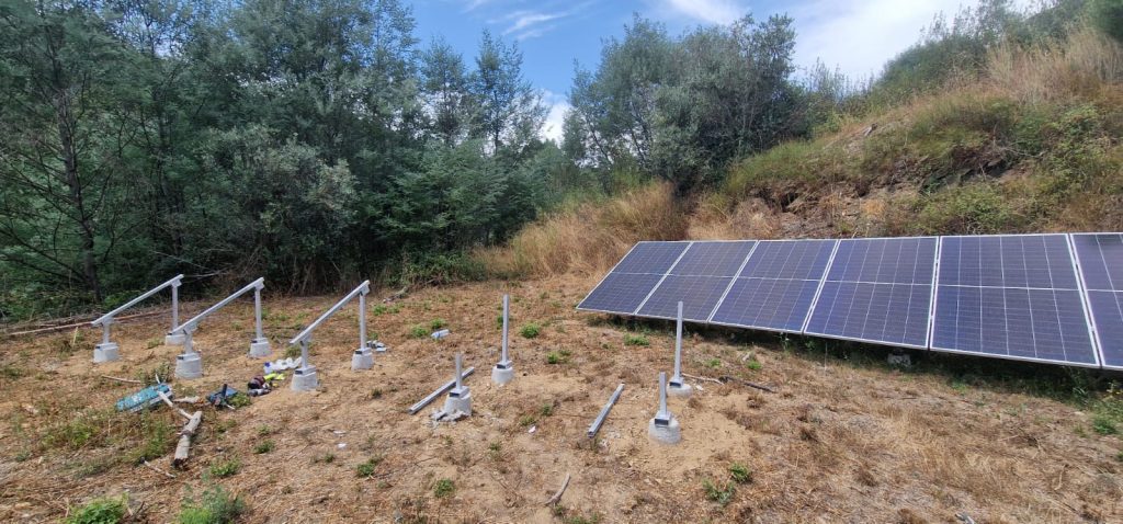 Painéis solares fotovoltaicos instalados no solo para produção de eletricidade.
