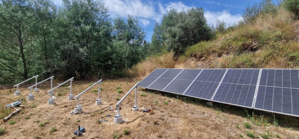 Painéis solares fotovoltaicos instalados no solo para produção de eletricidade.