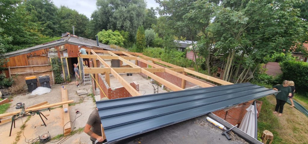 Estrutura de celeiro em madeira para armazenamento na propriedade rural.