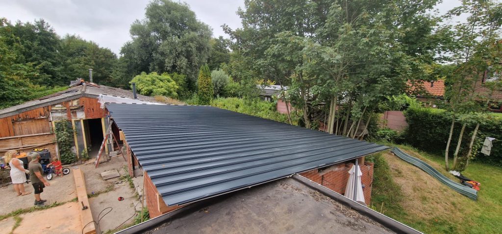 Somos especialistas em telhados e renovação de coberturas para todos os tipos de habitações. Os nossos serviços de construção incluem montagem de nova estrutura de telhado em madeira e isolamento térmico para casas na região de Sardoal e Tomar.