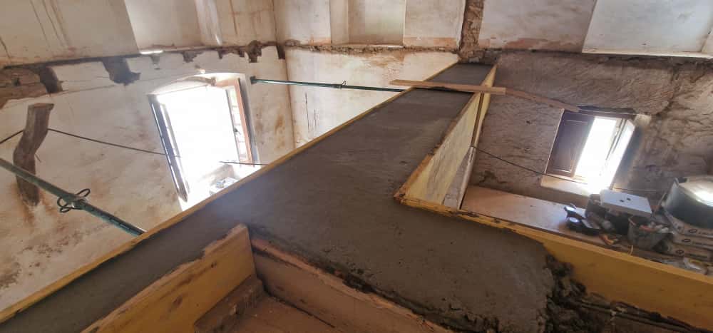 Obras de remodelação de interior e exterior de moradia em Portugal Central.