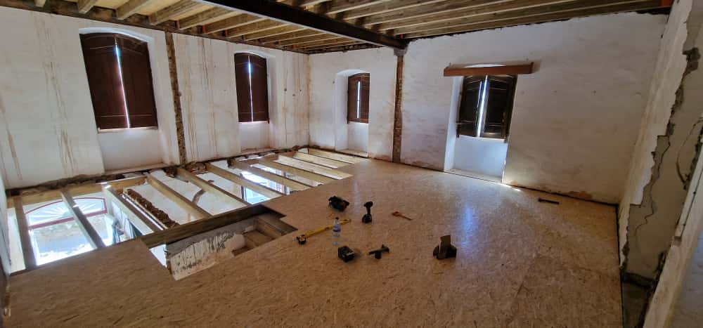 Obras de remodelação de interior e exterior de moradia em Portugal Central.