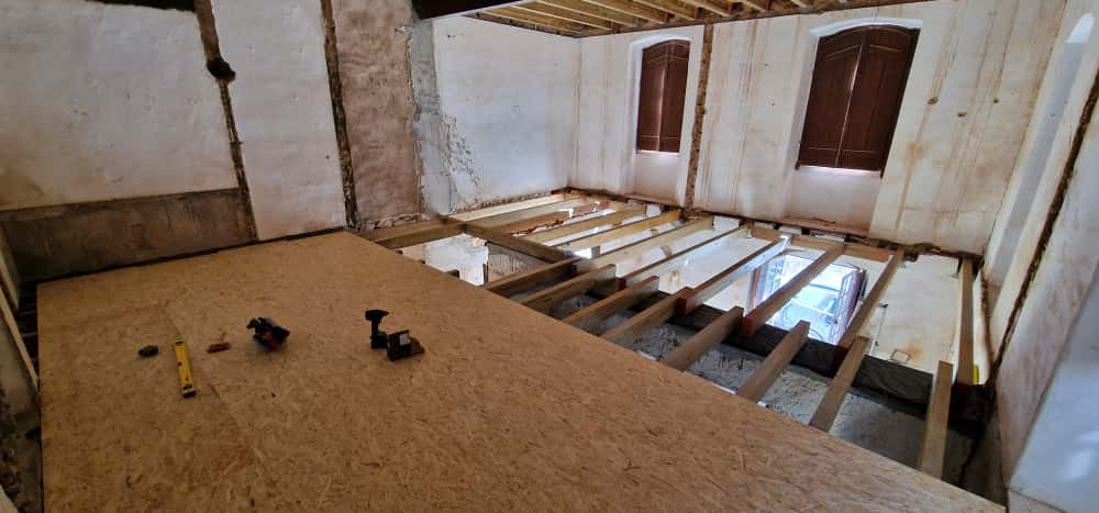 Obras de remodelação de interior e exterior de moradia em Portugal Central.