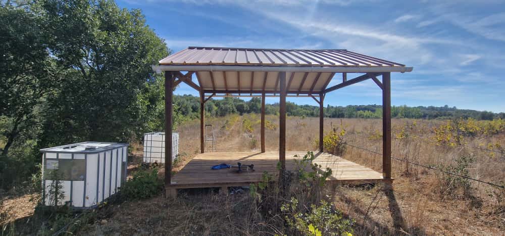 Estrutura exterior de sombra para o jardim e área de lazer.