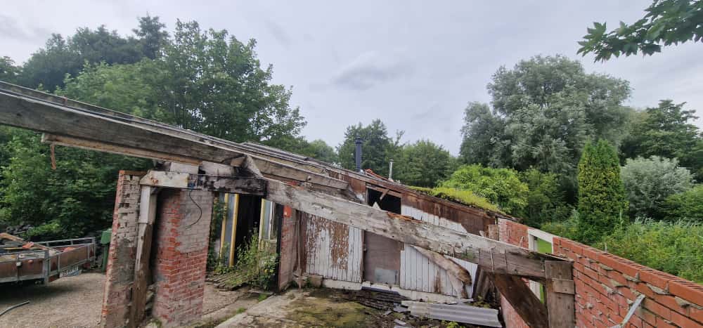 Estrutura de celeiro em madeira para armazenamento na propriedade rural.