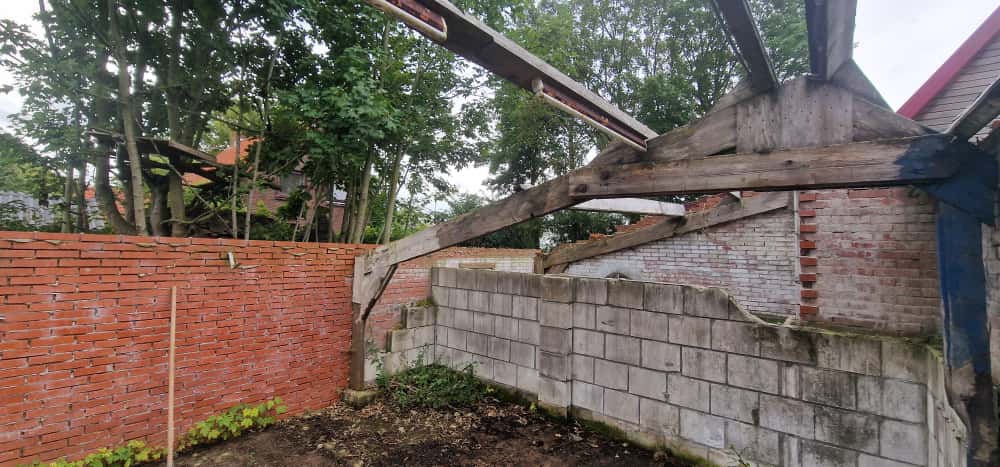 Estrutura de celeiro em madeira para armazenamento na propriedade rural.