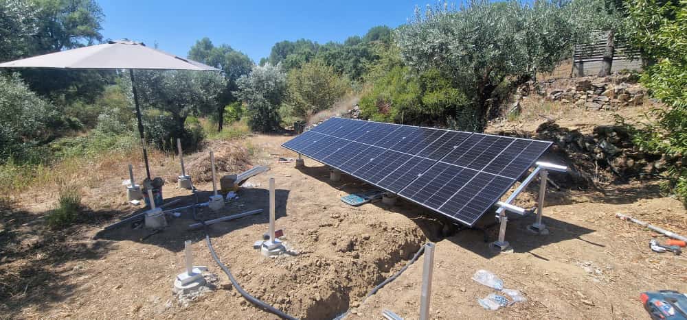 Painéis solares fotovoltaicos instalados no solo para produção de eletricidade.