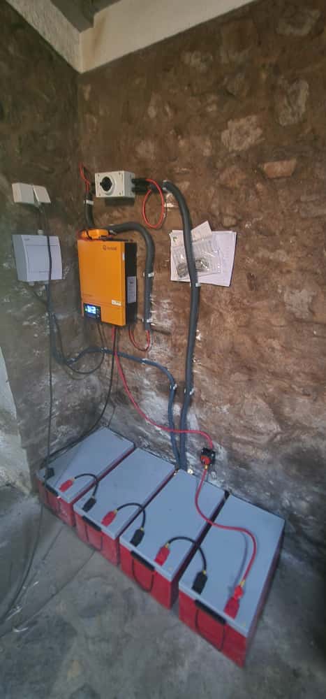 Instalação de inversor e componentes elétricos de sistema solar.
Sistema de armazenamento de energia com baterias para energia solar.