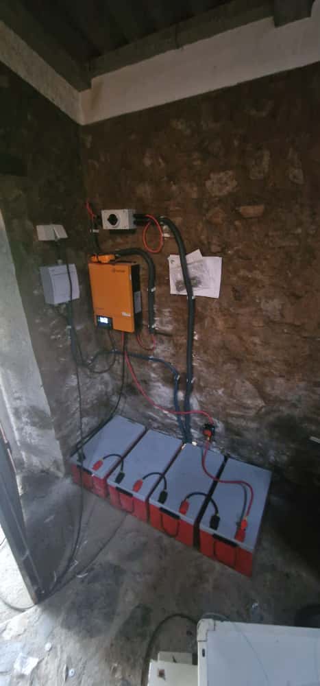 Instalação de inversor e componentes elétricos de sistema solar.
Sistema de armazenamento de energia com baterias para energia solar.