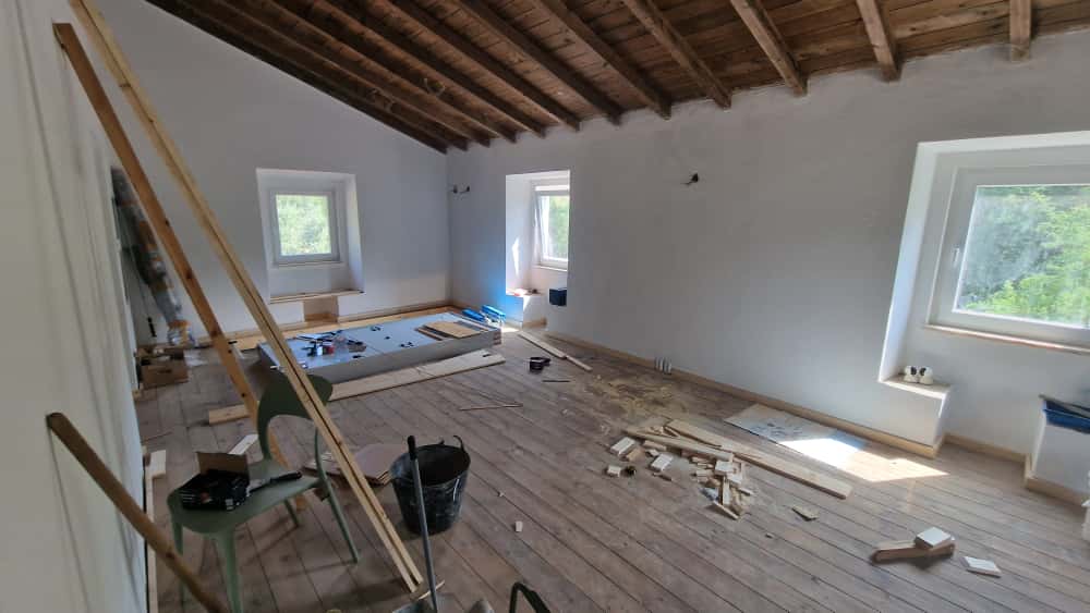 Obras de remodelação de interior e exterior de moradia em Portugal Central.