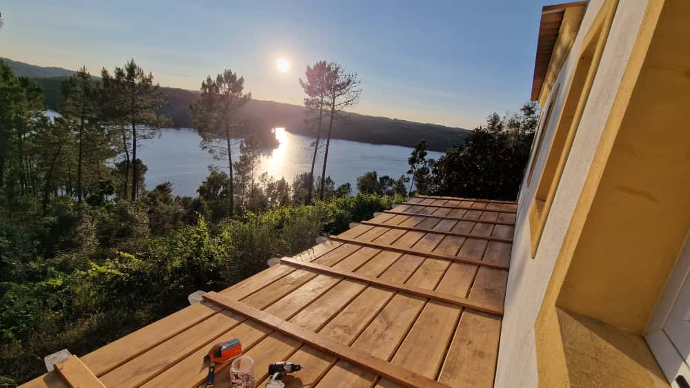 sombra, deck, lago. Construção de estrutura de madeira e deck para sombra junto ao lago.