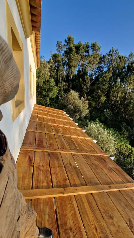 sombra, deck, lago. Construção de estrutura de madeira e deck para sombra junto ao lago.