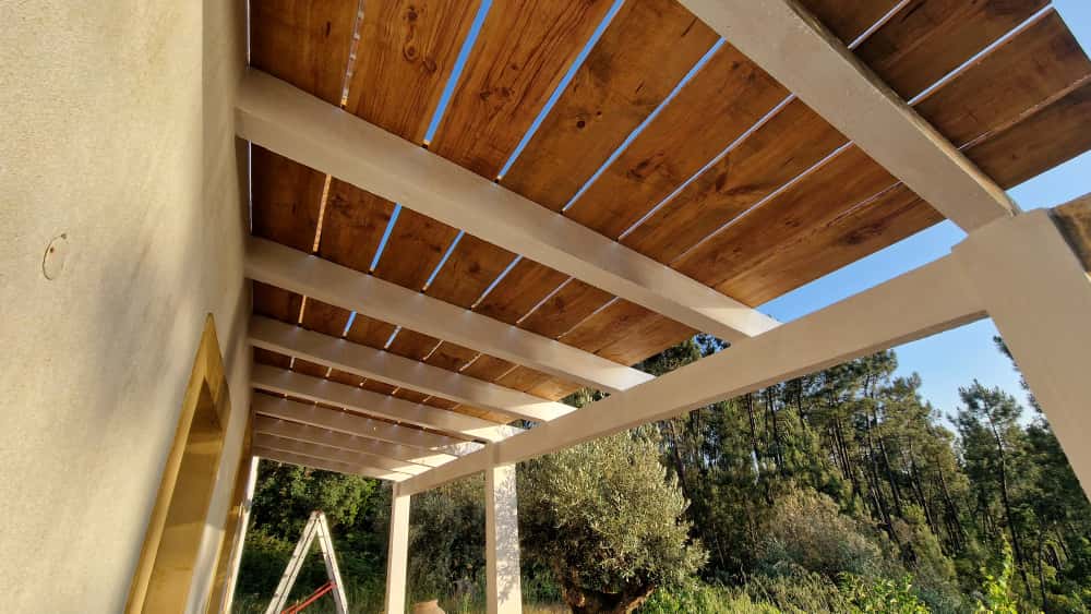 sombra, deck, lago. Construção de estrutura de madeira e deck para sombra junto ao lago.