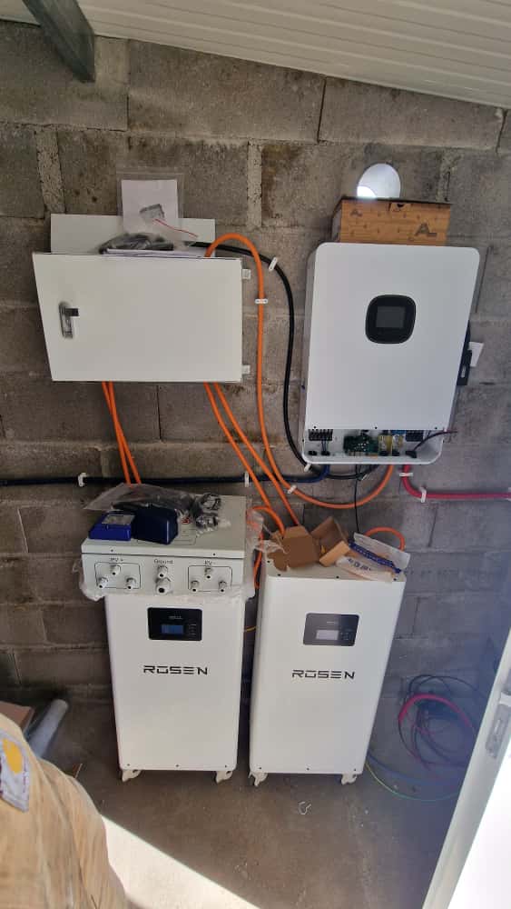 Instalação de inversor e componentes elétricos de sistema solar.
Sistema de armazenamento de energia com baterias para energia solar.