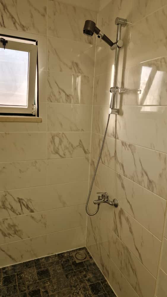 Colocação de azulejos e renovação de casa de banho em Tomar, Portugal.