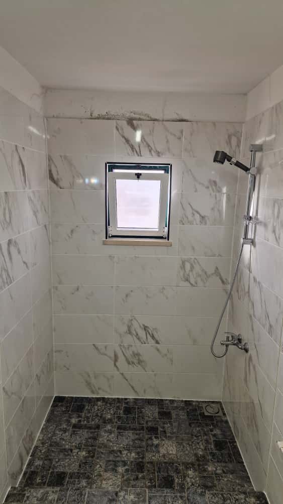 Colocação de azulejos e renovação de casa de banho em Tomar, Portugal.