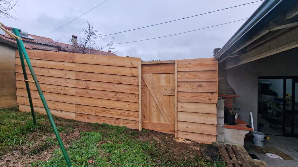 Vedação e cerca de madeira instalada para privacidade e segurança.