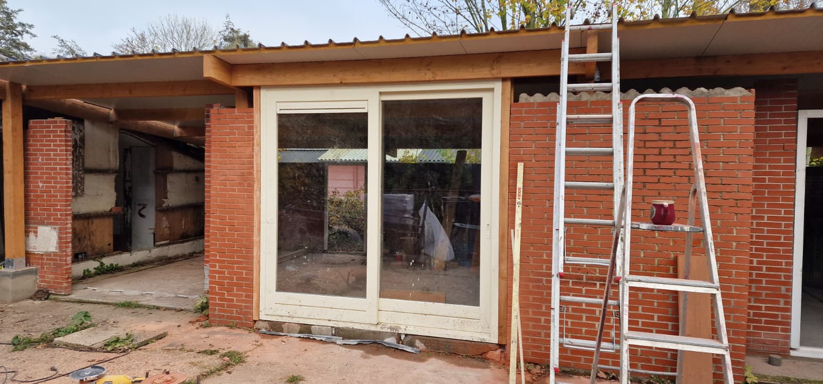 Porta de correr instalada num antigo celeiro que está a ser renovado para se tornar uma habitação em Abrantes